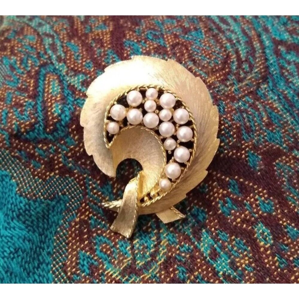 Vtg Signed JJ Brooch Brushed gold tone faux pearl Jonnette Art Neuveau Swirl 2"